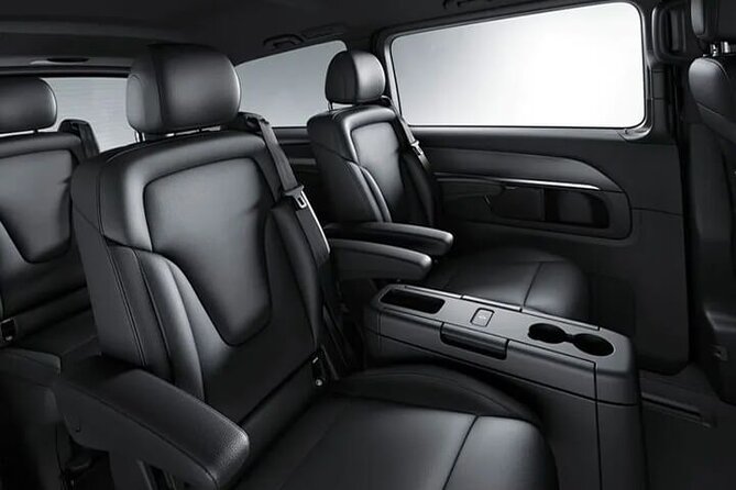 Arrival Private Transfer from Vienna Airport VIE to Vienna City by Luxury Van - What the first half hour in Vienna feels like