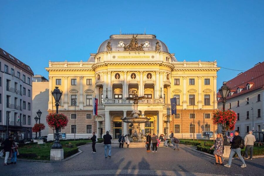 From Vienna: Bratislava City Highlights Trip - Bratislava Castle and the first city views