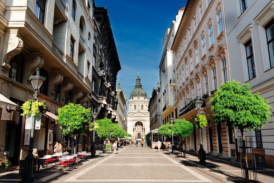 From Vienna: Guided Day Trip to Budapest - Heroes’ Square and the first city views