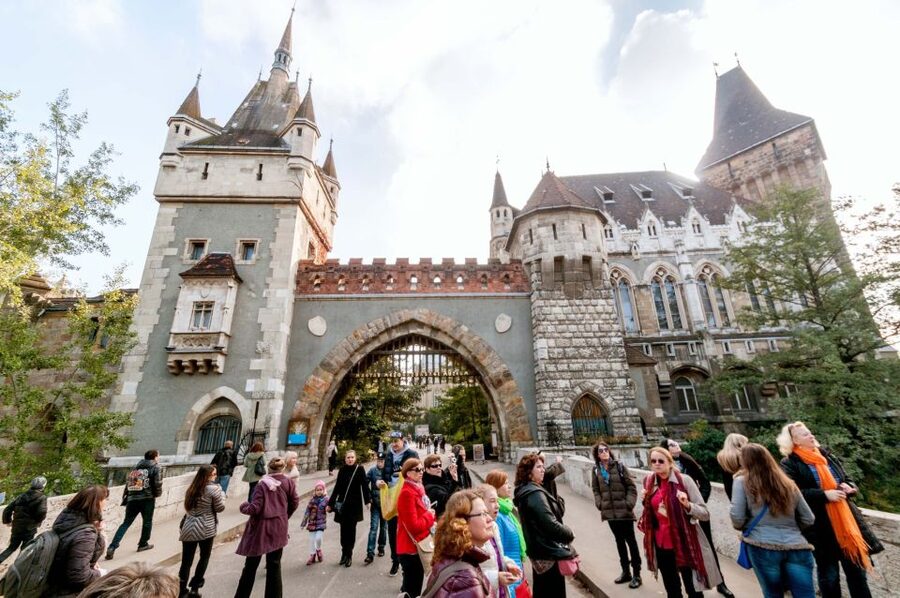 From Vienna: Guided Day Trip to Budapest - What the guides add to the day