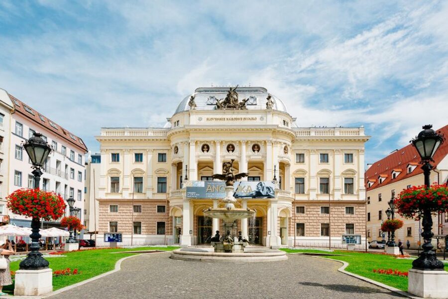 From Vienna: Guided Tour to Bratislava with Speed Boat Ride - The oldtimer option to Bratislava Castle