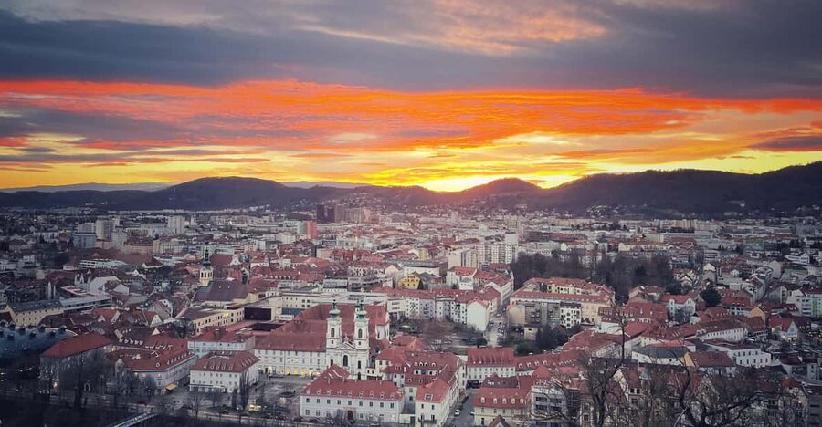 Graz: Funicular Ride & Schlossberg Picnic Experience - A picnic with Graz at your feet