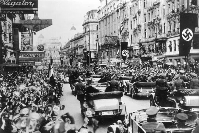 Historical Hitler Walking Tour of Vienna - Heldenplatz and the March 15, 1938 speech