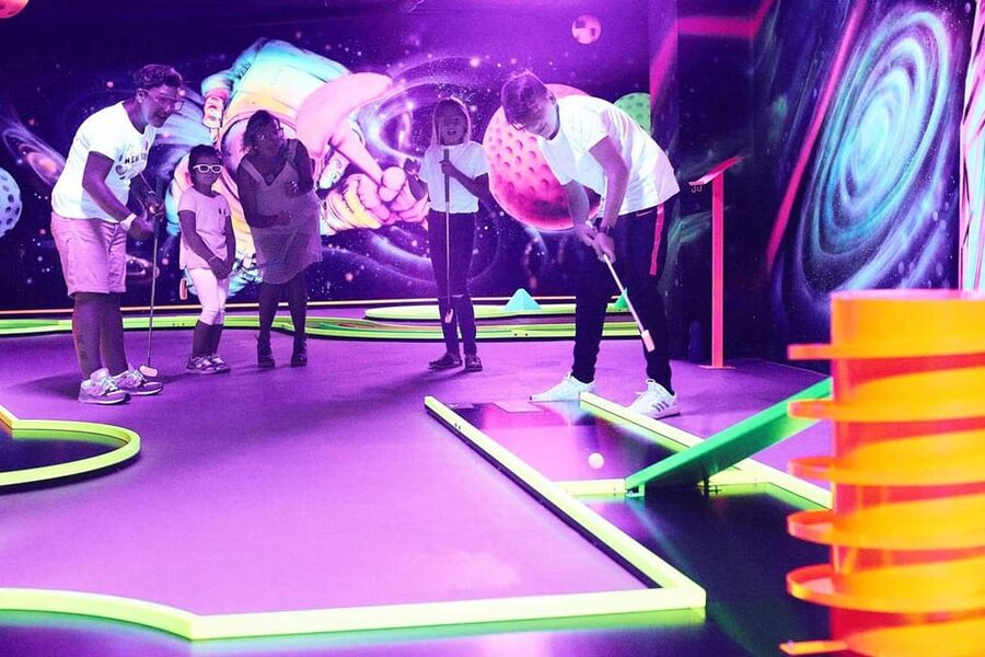 Innsbruck: 3D Mini Golf with Dazzling Light Effects - Why the indoor setting helps in Innsbruck