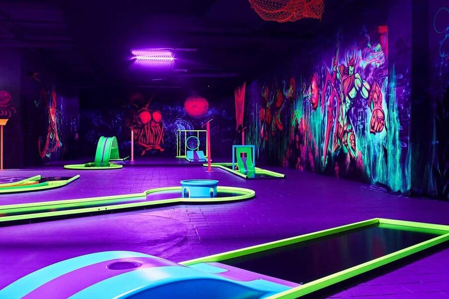 Innsbruck: 3D Mini Golf with Dazzling Light Effects - B1 Lounge burgers and fries after the game