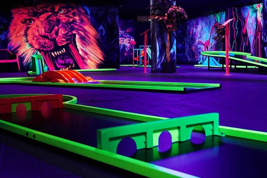 Innsbruck: 3D Mini Golf with Dazzling Light Effects - The 18-hole route under UV light