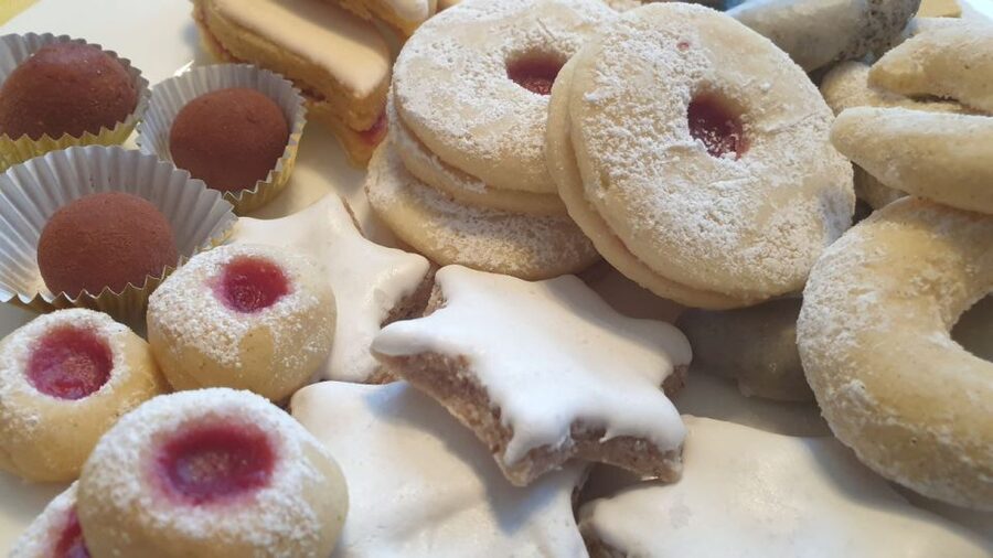 Innsbruck: Christmas Tour with a licensed guide - Start in central Innsbruck with a guide at your side