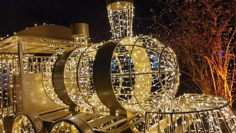 Innsbruck: Christmas Tour with a licensed guide - Nativity scenes at the museum and Court Church