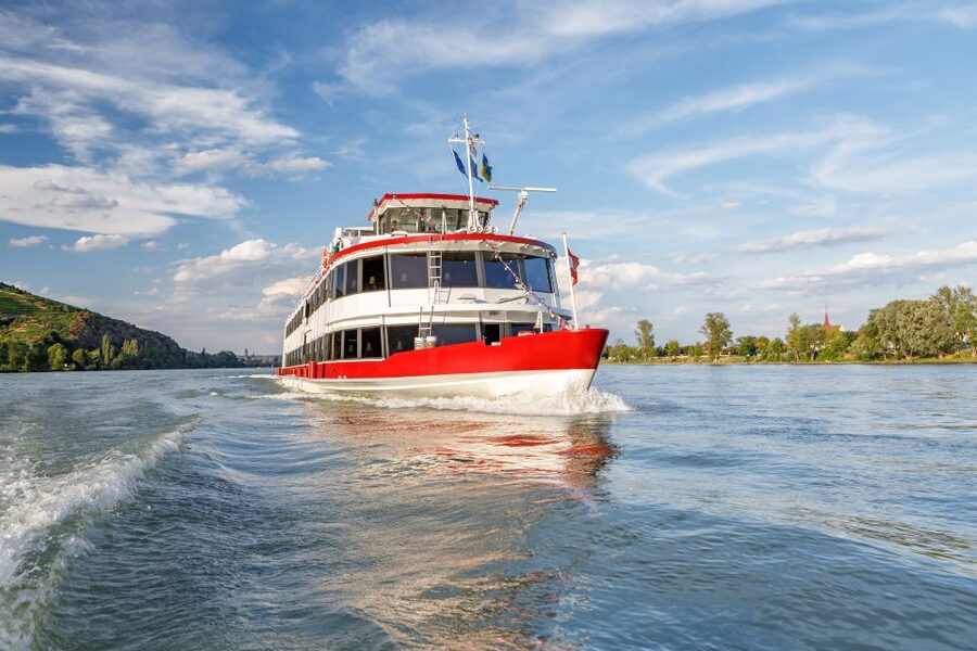 Krems: Wachau Valley River Cruise with 3-Course Meal - Dürnstein and the blue church tower