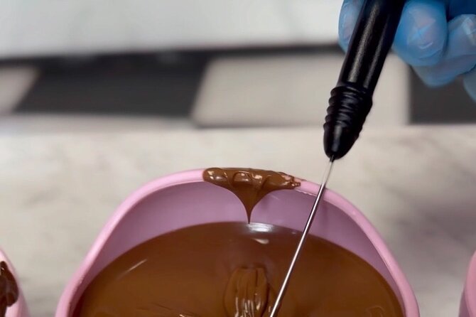 Mozart Kugel Workshop in Chocolate Museum Vienna "BO-YO" - Building a Mozartkugel from the center outward