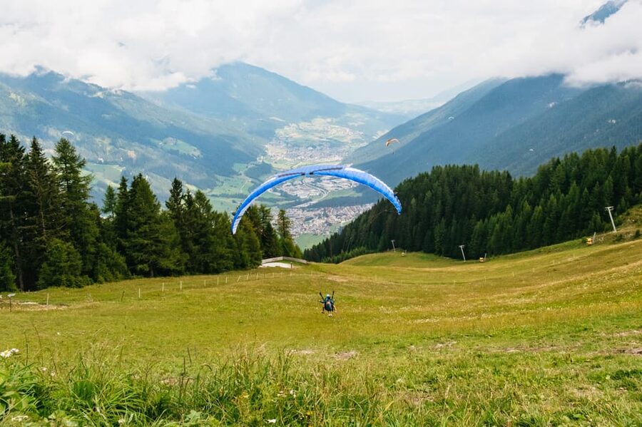 Neustift im Stubaital: Tandem Paragliding Flight - The landing is easier when you follow instructions