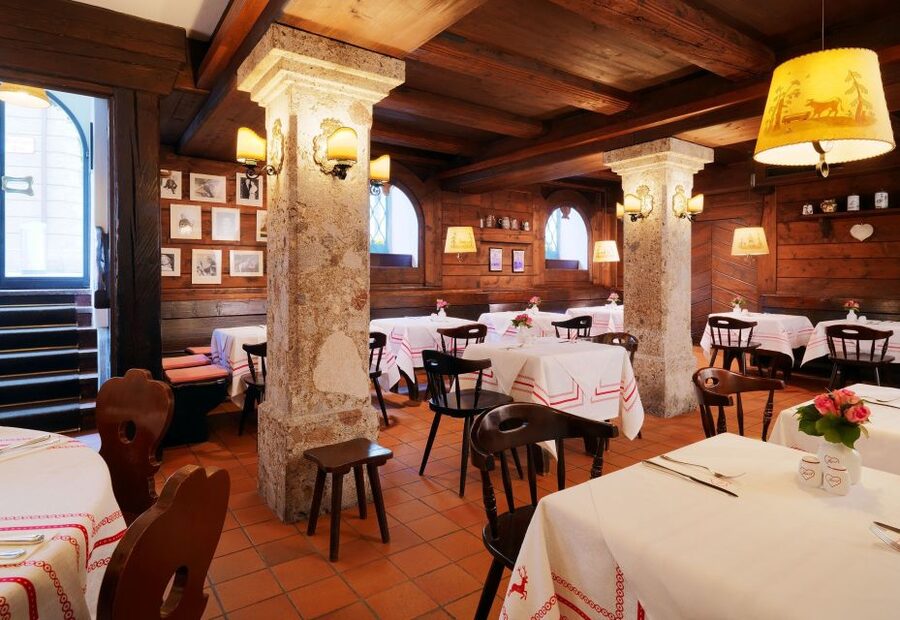 Original Sound of Music Tour with Schnitzel + Noodles - Following Maria through Salzburg