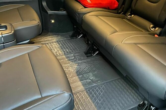 Private airport transfer in Vienna for up to 8 people in minibus - Hotel, apartment, port, and city pickups
