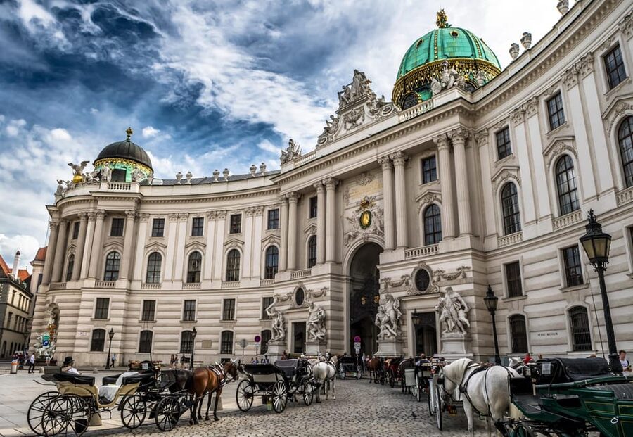 Private day trip from Budapest to Vienna and back - The driver service and the limits of the format
