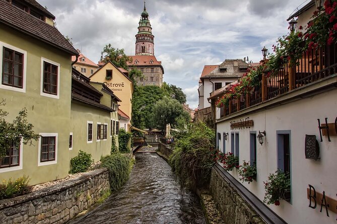 Private day trip from Linz to Cesky Krumlov and back - Arriving beneath Cesky Krumlov Castle