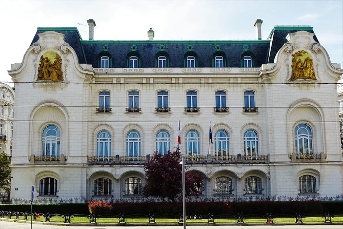 Private Klimt & Vienna Art Walk — From Baroque to Secession - Entering the Secession Building