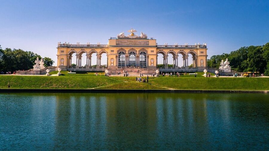 Private Schönbrunn Palace Tour: Entrance included - Entering the palace with a reserved time