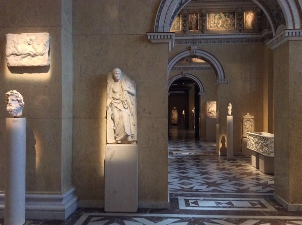 Private Tour of the Kunsthistorisches Museum: Secrets of Masterpieces | Tickets included - Painting, objects, and the pleasure of looking closely