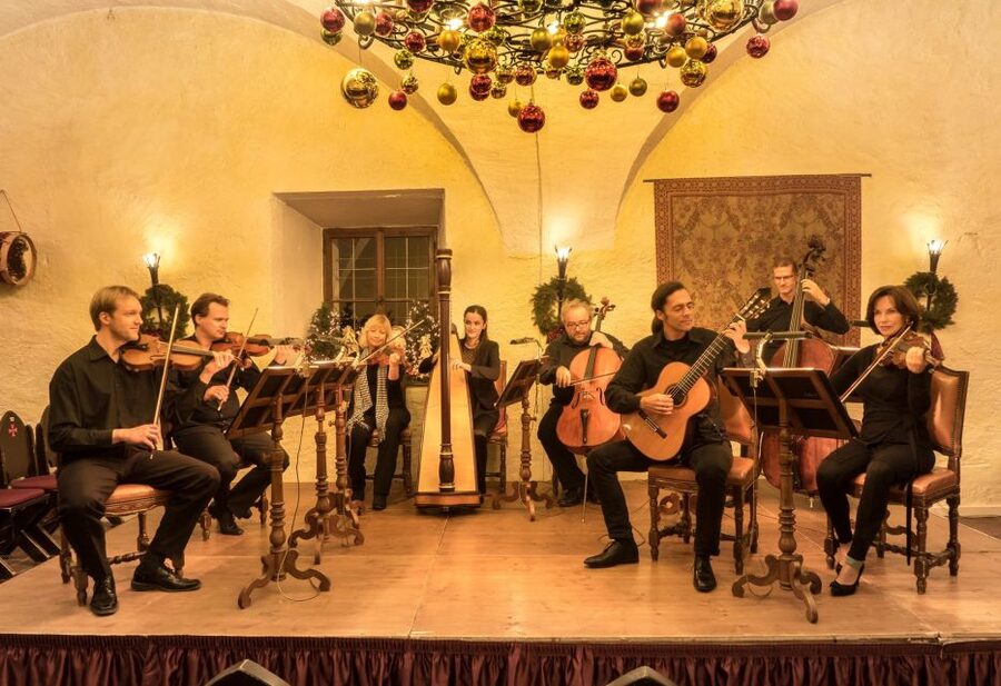 Salzburg: Christmas/Advent Concert & Dinner - Riding up to Hohensalzburg Fortress
