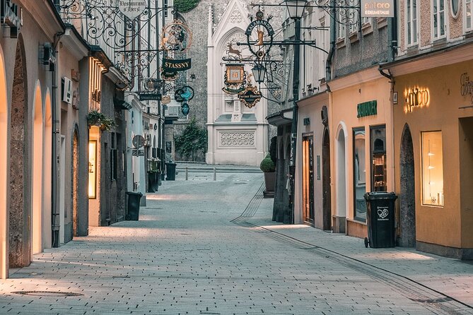 Salzburg Oldtown: Sightseeing Walking Tour with Licensed Local Guide - Getreidegasse brings the old town to life