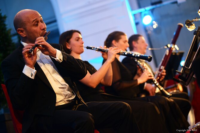 Schönbrunn Palace Concerts in Vienna - Intermission, drinks, and the cloakroom