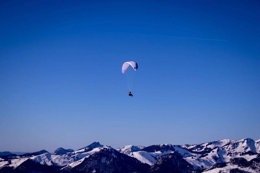 St Johann in Tirol: Tandem Paragliding - What the pilot does before takeoff