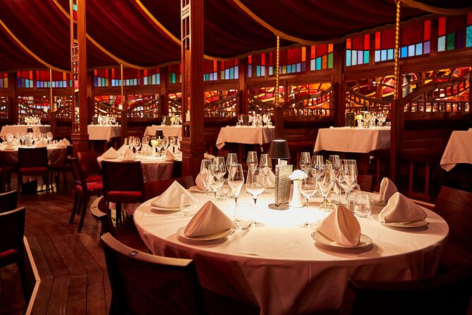 Strauss Dinner Show - Service and the shared-table setup