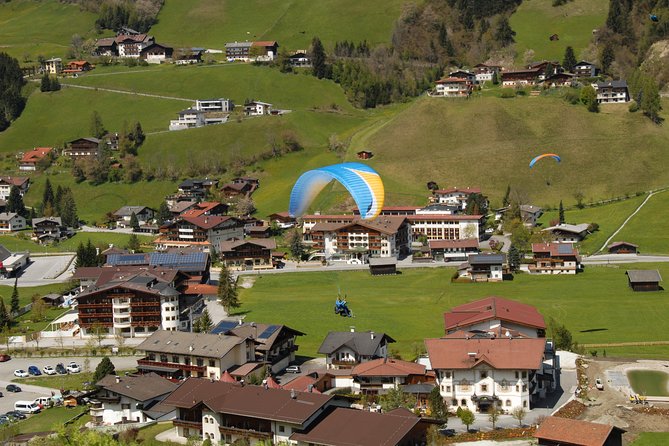 Tandem paragliding in the Stubai Valley near Innsbruck - Safety equipment and the pilot team