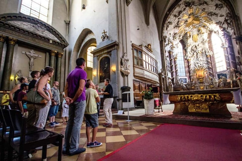 Vienna: 2 Hours Sightseeing Walking Tour - Neuer Markt and the quieter corners