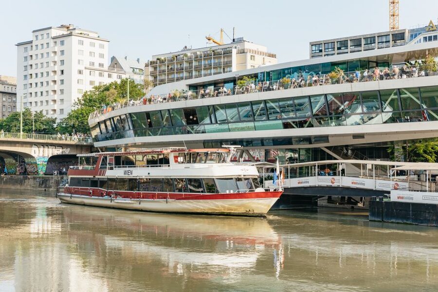 Vienna: 3-Course Evening Dinner Cruise - The welcome drink and first bites