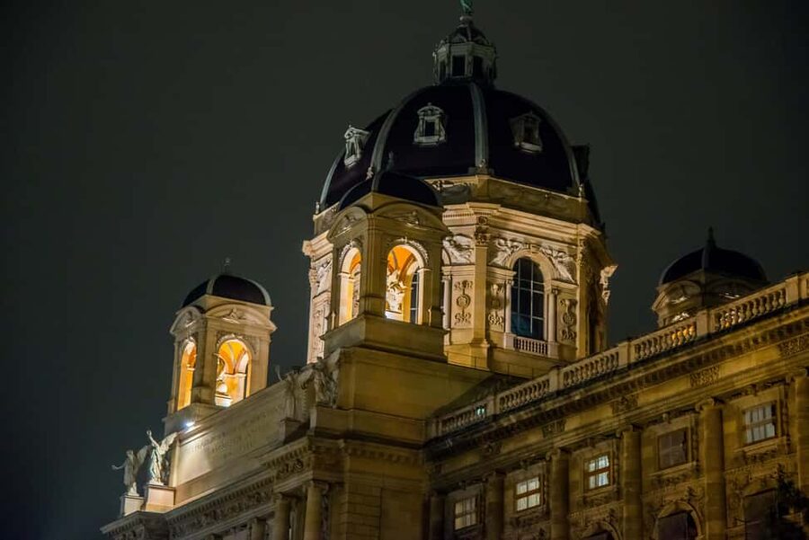 Vienna: Big Bus City Highlights Night Tour with Live Guide - Schönbrunn Palace as a night view