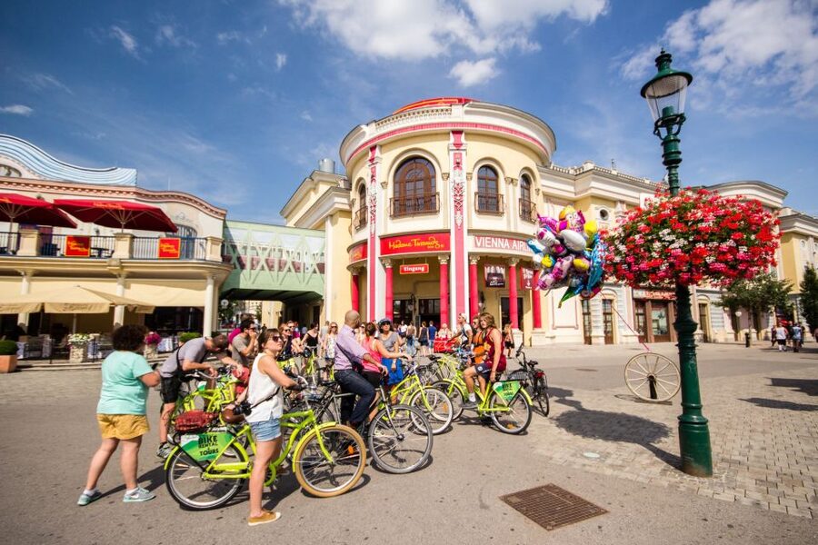 Vienna by Bike 3-Hour All-In-One City Bike Tour in English - The guides make the history work