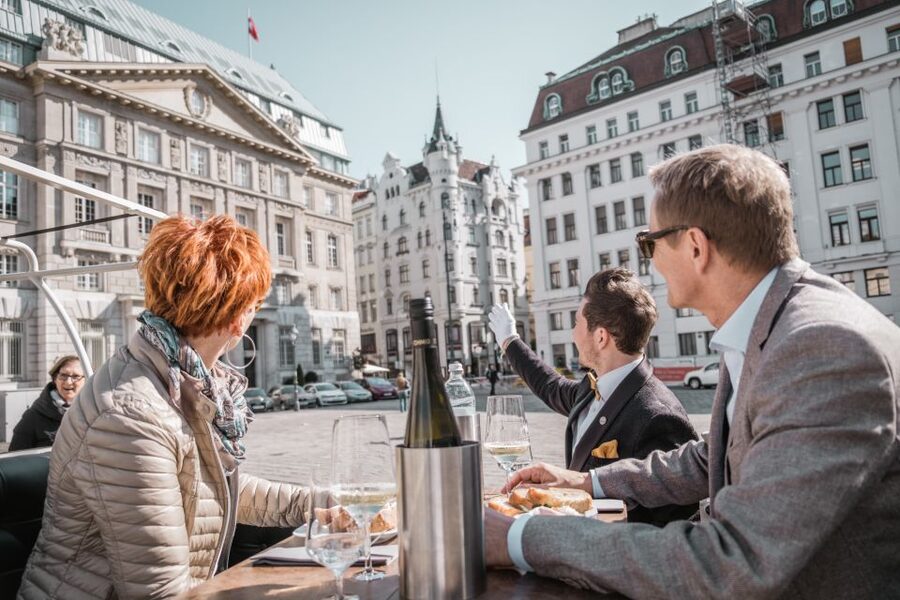 Vienna: City Sightseeing Tour in an Electro Vintage Car - Rathaus and the Ringstraße views
