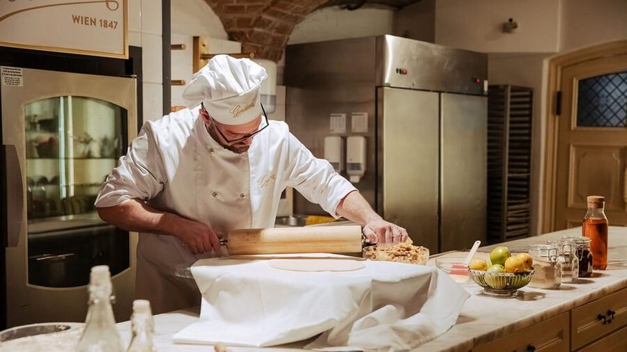 Vienna: Gerstner KuK Hofzuckerbäcker Baking Show & Tasting - What you taste: apple strudel and Viennese coffee