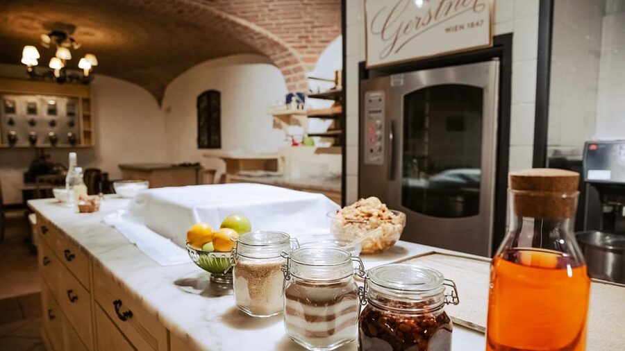 Vienna: Gerstner KuK Hofzuckerbäcker Baking Show & Tasting - Language, presentation, and audience interaction