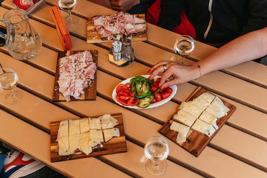Vienna: Guided Foodie Walking Tour with Tastings and Coffee - The guides make the difference
