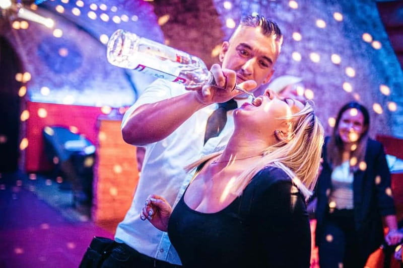 Vienna: Guided Pub Crawl with Club Entry - Key points to know before booking