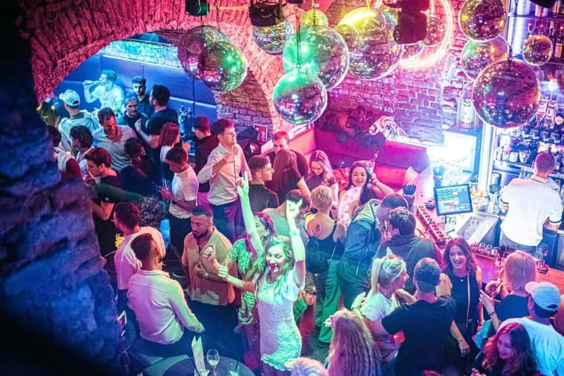 Vienna: Guided Pub Crawl with Club Entry - Starting at Dick Mack’s near Schwedenplatz