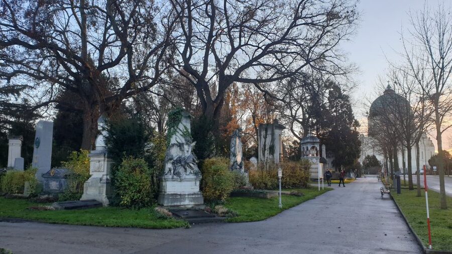 Vienna: Guided Walking Tour of the Central Cemetery - Finishing near the honorary graves