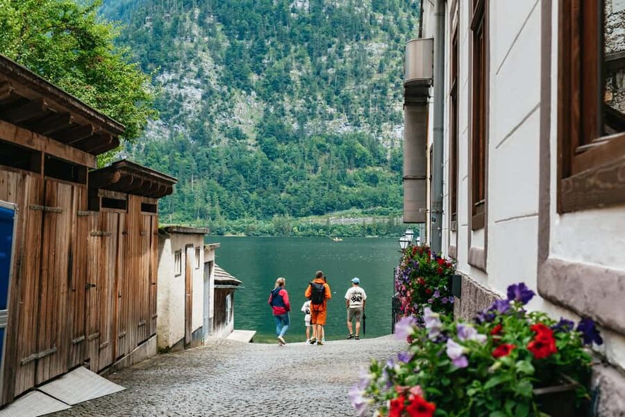 Vienna: Hallstatt & Alpine Peaks Day Trip with Skywalk Lift - Riding up to the Hallstatt Skywalk