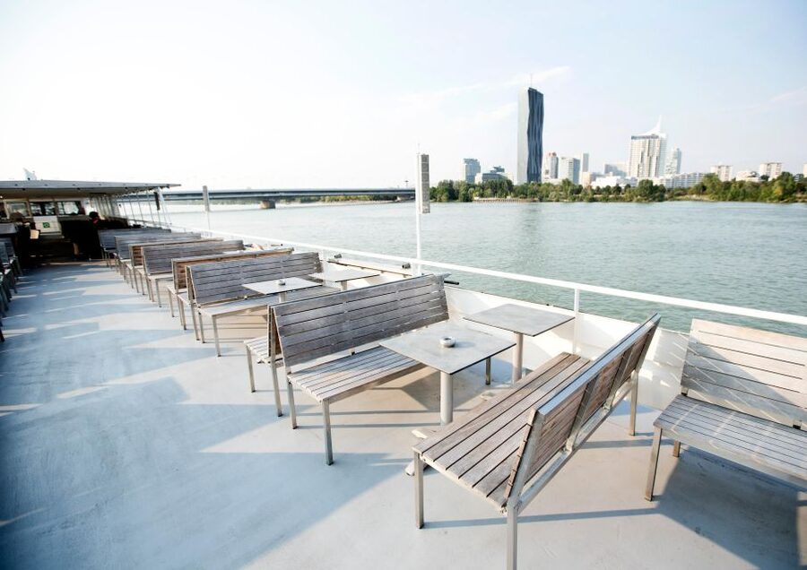 Vienna: Heurigen Cruise with Viennese Songs and Buffet - What the three hours feel like