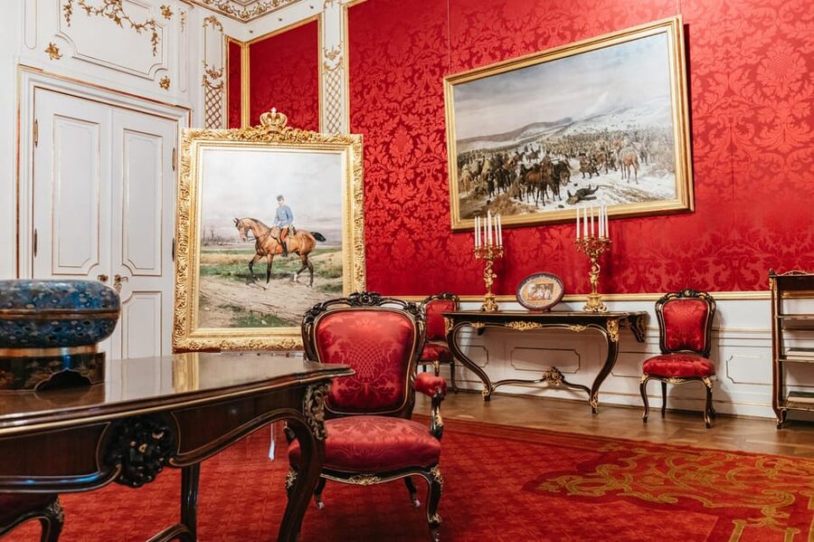 Vienna: Hofburg and Empress Sisi Museum Guided Tour - Crossing the Hofburg’s imperial courtyards