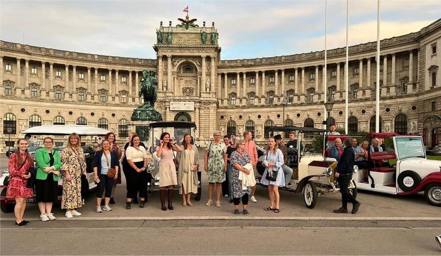 Vienna: Old Town Sightseeing Tour in a Vintage-Style E-Car - Stadtpark, the Fountain, and Belvedere Views