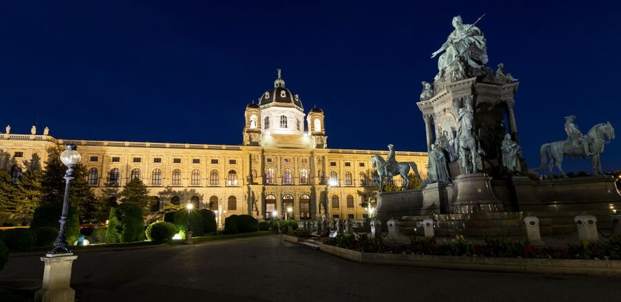 Vienna: Panoramic Night Tour by Bus - Meeting at the Vienna State Opera