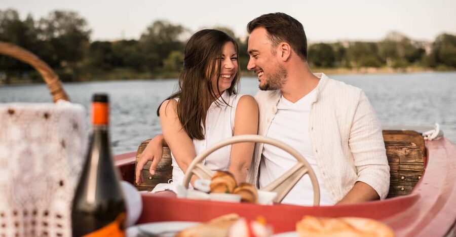 Vienna: Retro Boat Tour on the Danube River with Picnic - A quiet Vienna outing on the Old Danube