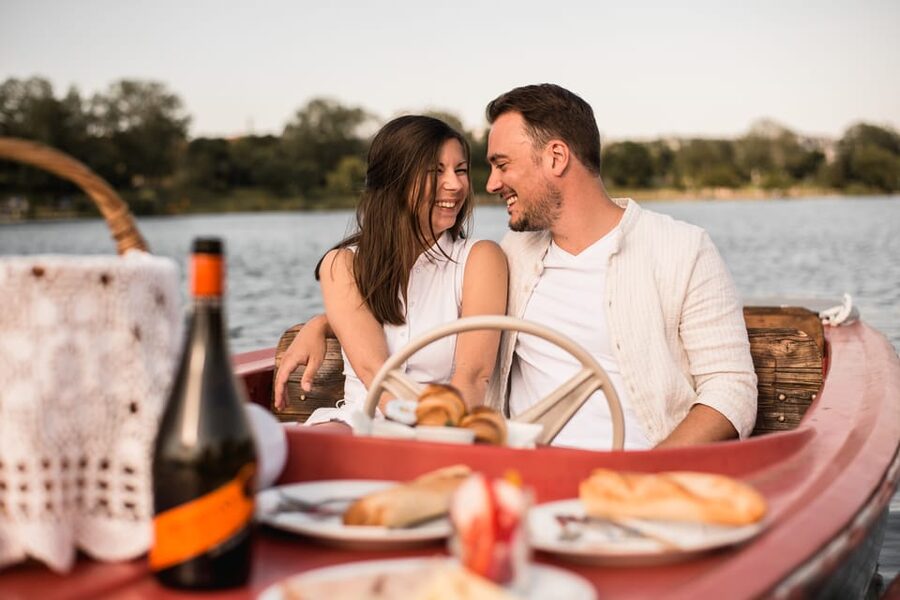 Vienna: Retro Boat Tour on the Danube River with Picnic - What comes in the picnic basket