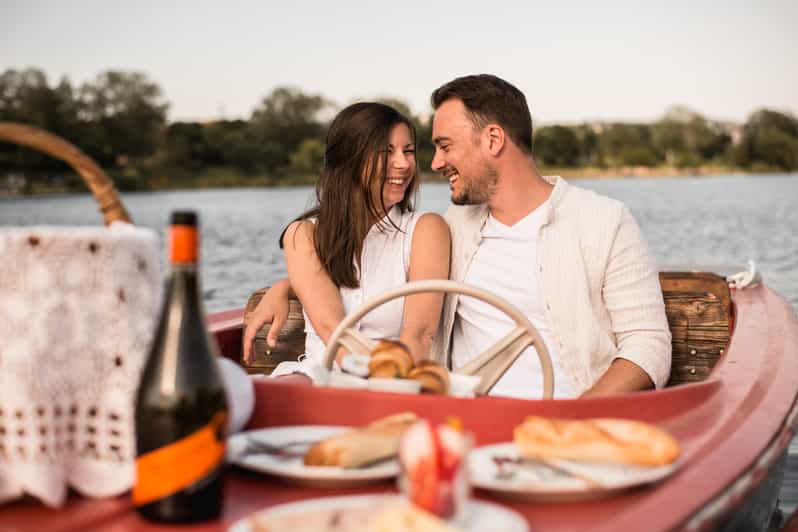 Vienna: Retro Boat Tour on the Danube River with Picnic - Two hours of slow cruising