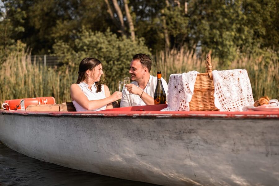 Vienna: Retro Boat Tour on the Danube River with Picnic - Practical details that affect your decision