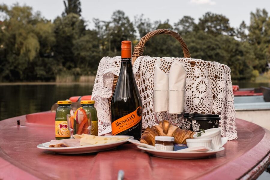 Vienna: Retro Boat Tour on the Danube River with Picnic - Meeting the boat at the restaurant