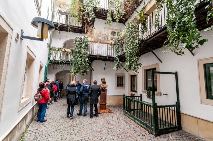 Vienna: Romantic Old Town 2-Hour Discovery Tour - Guides, languages, and the private-group advantage
